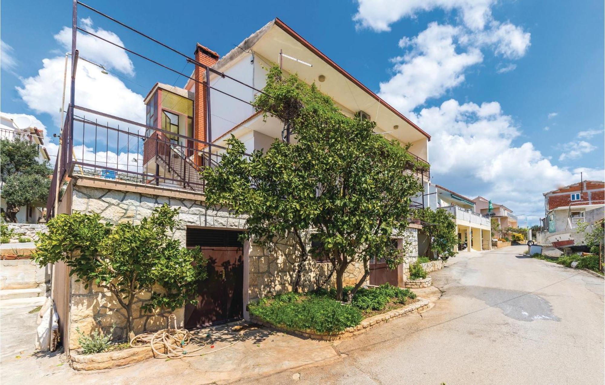 3 Bedroom Nice Apartment In Seget Vranjica Exterior foto