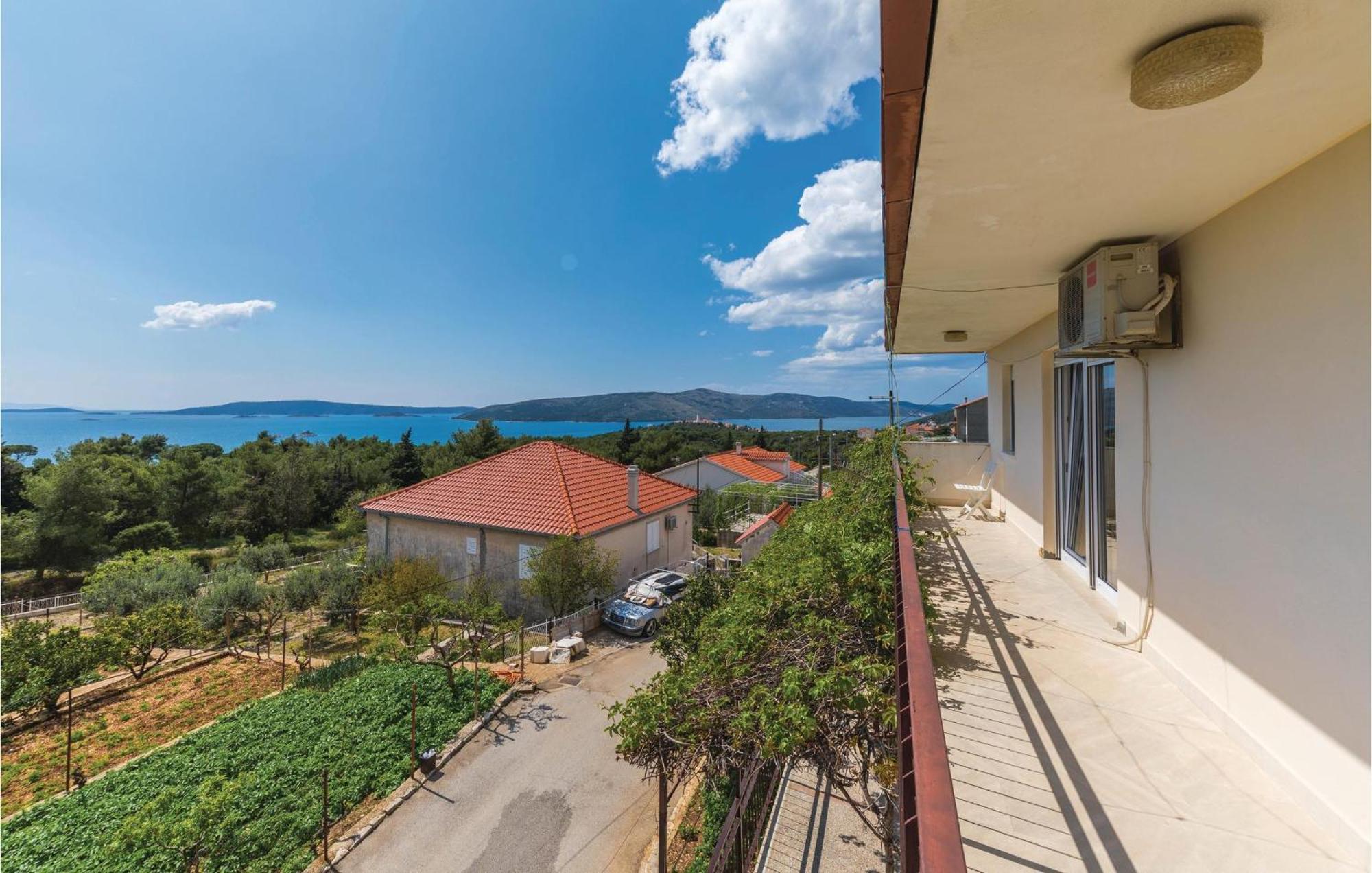 3 Bedroom Nice Apartment In Seget Vranjica Exterior foto